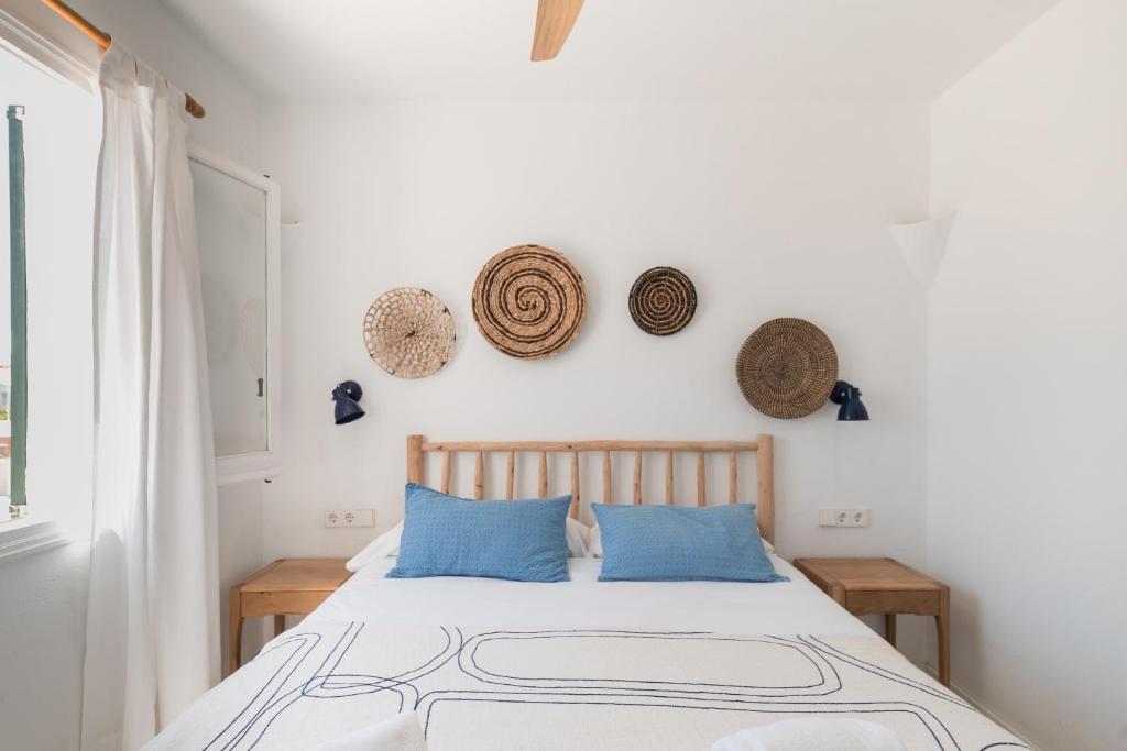 A bed or beds in a room at BiniVento- Lovely villa with pool near the beach