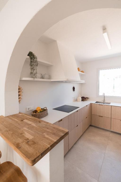 A kitchen or kitchenette at BiniVento- Lovely villa with pool near the beach