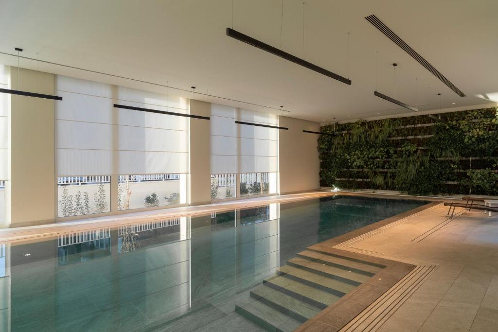 ミラノにあるTorre Milano Luxury Suite Gym-Pool&Rooftopの建物内のスイミングプール
