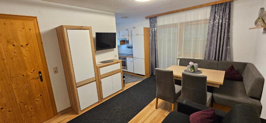 Televízia a/alebo spoločenská miestnosť v ubytovaní Appartement Mair