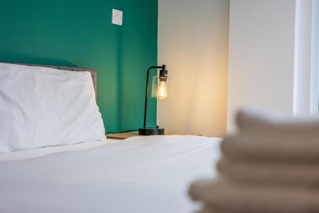Postel nebo postele na pokoji v ubytování NEC BHX Airport HS2 Resorts World