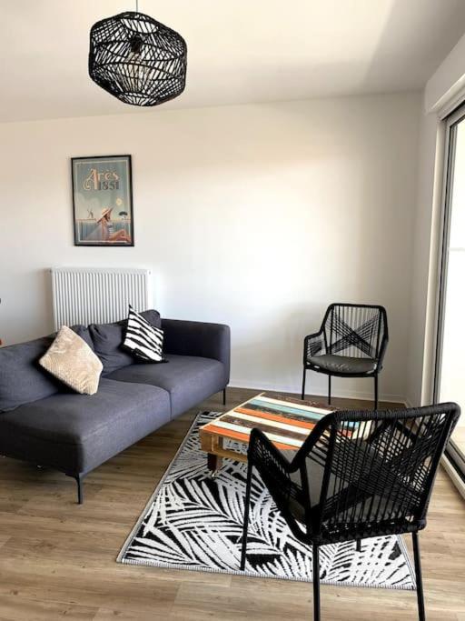 un salon avec un canapé et une table dans l'établissement Appartement Méréa, à Arès