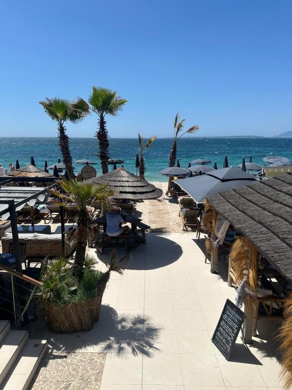 - une plage avec des parasols et des chaises et l'océan dans l'établissement Antibes 40m2 1-bedroom, à Juan-les-Pins