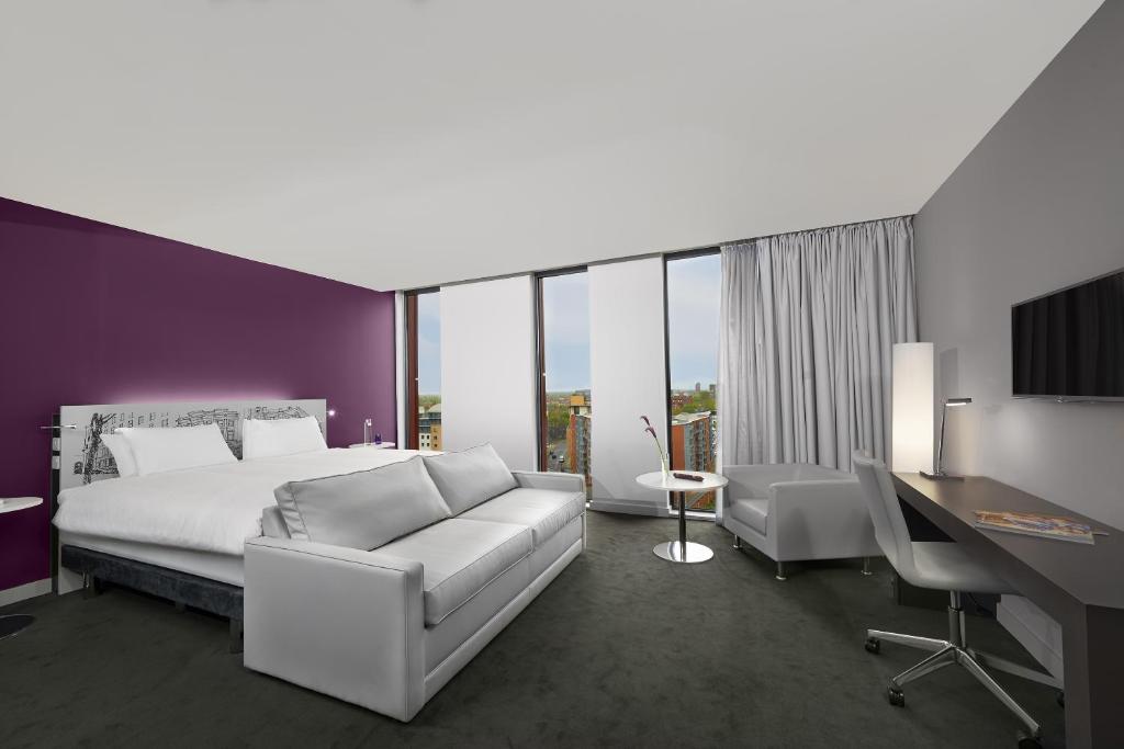 Postel nebo postele na pokoji v ubytování INNSiDE by Meliá Manchester