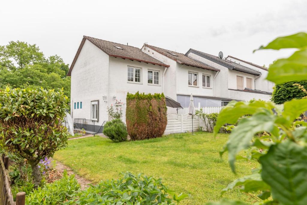 a large white house with a grass yard at Haus mit großen Garten in Dreieich