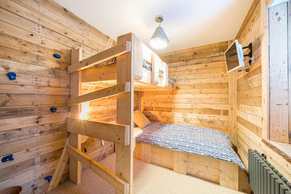 Postel nebo postele na pokoji v ubytování Luxurious & modern on-the-beach family retreat