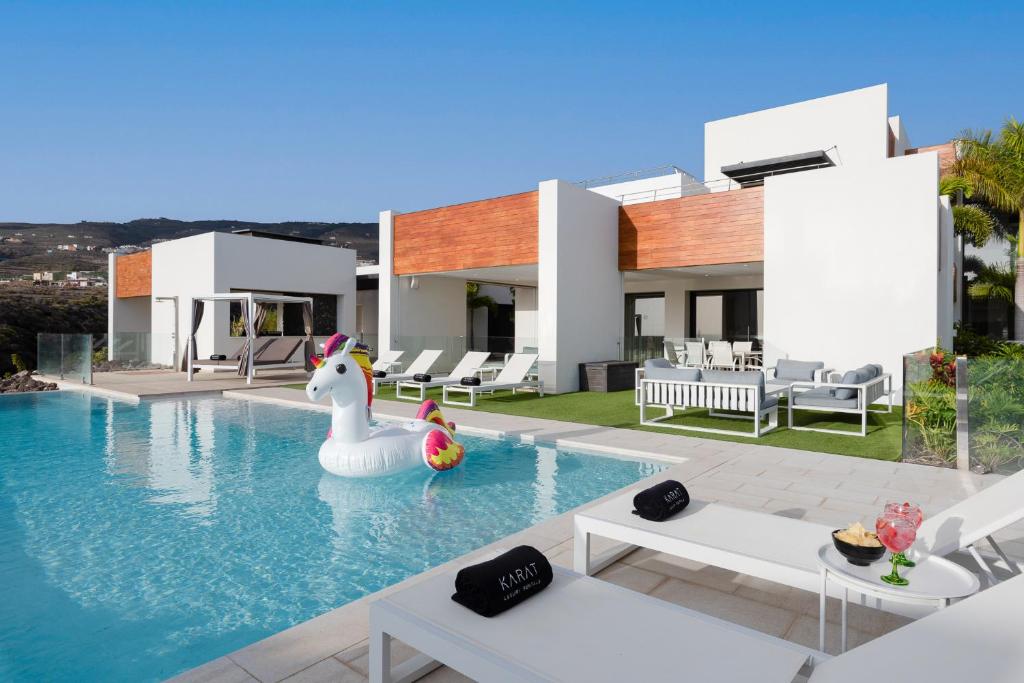 Bazén v ubytovaní KARAT Villa Playa Paraiso alebo v jeho blízkosti