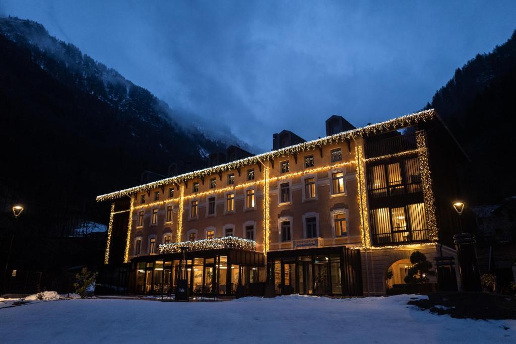 Nespecifikovaný výhled na hory nebo výhled na hory při pohledu z hotelu