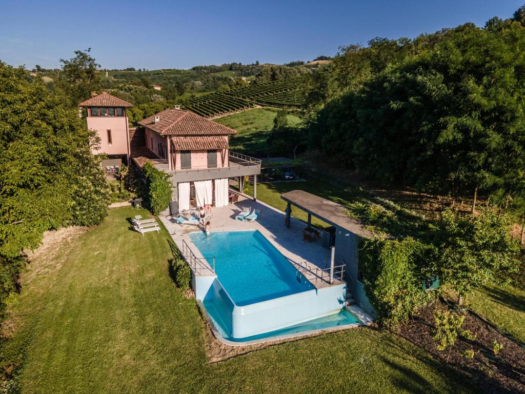 Bazén v ubytování Villa Architetti Piemonte, Entire Private Villa with Infinity Pool and Poolhouse, 5 bedroom, six bathroom perfect for families and friends nebo v jeho okolí