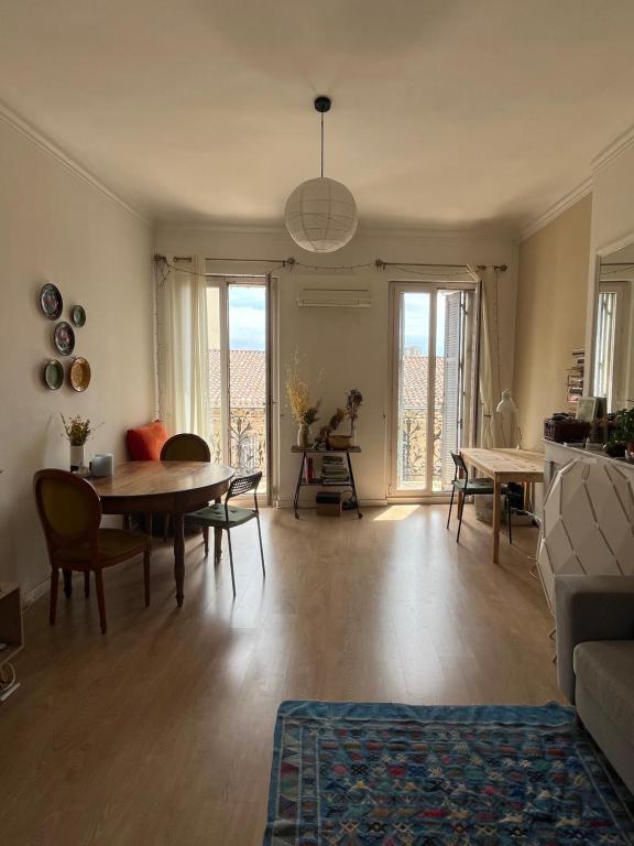 un salon avec une table et un canapé dans l'établissement charming and cozy, à Marseille