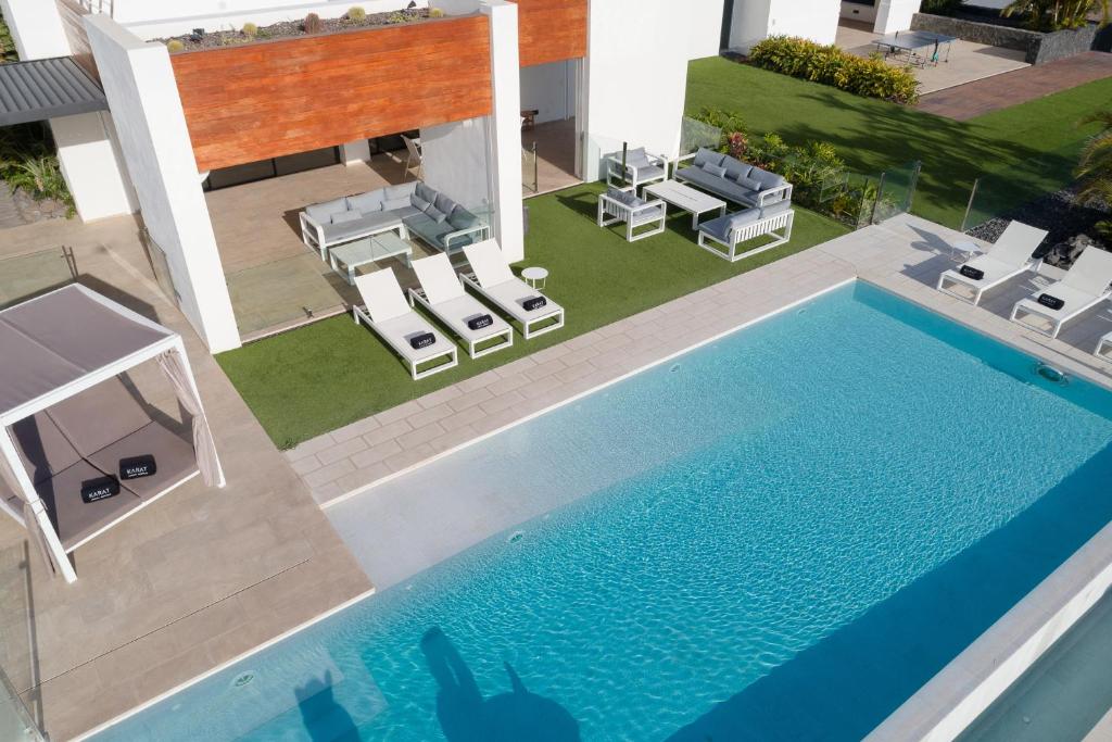 Bazén v ubytovaní KARAT Villa Playa Paraiso alebo v jeho blízkosti