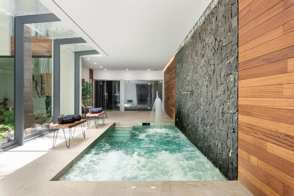 Bazén v ubytovaní KARAT Villa Playa Paraiso alebo v jeho blízkosti
