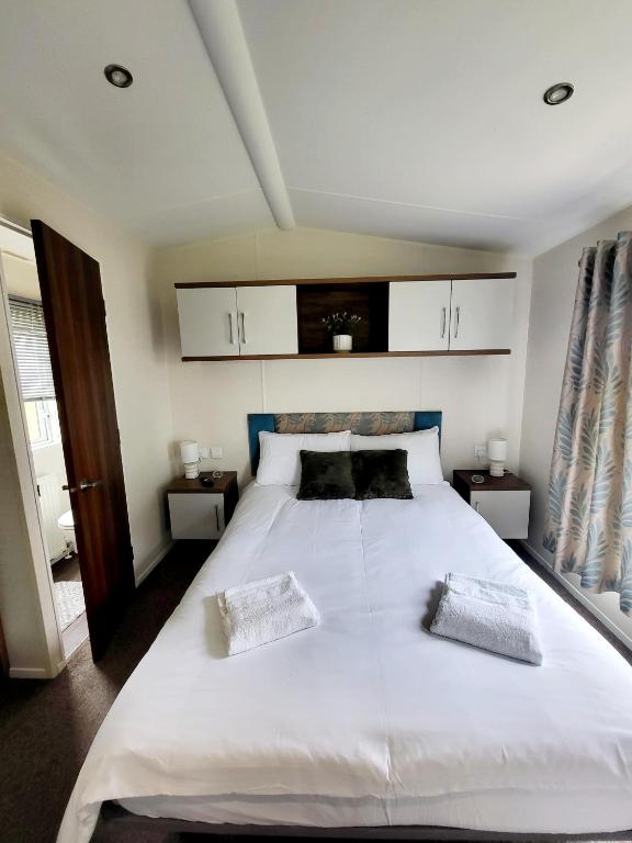 Postel nebo postele na pokoji v ubytování Blue Lagoon Caravans Craig Tara Ayr