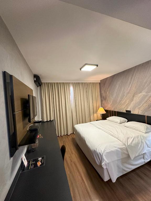 TV a/nebo společenská místnost v ubytování Sumatra Hotel e Centro de Convenções