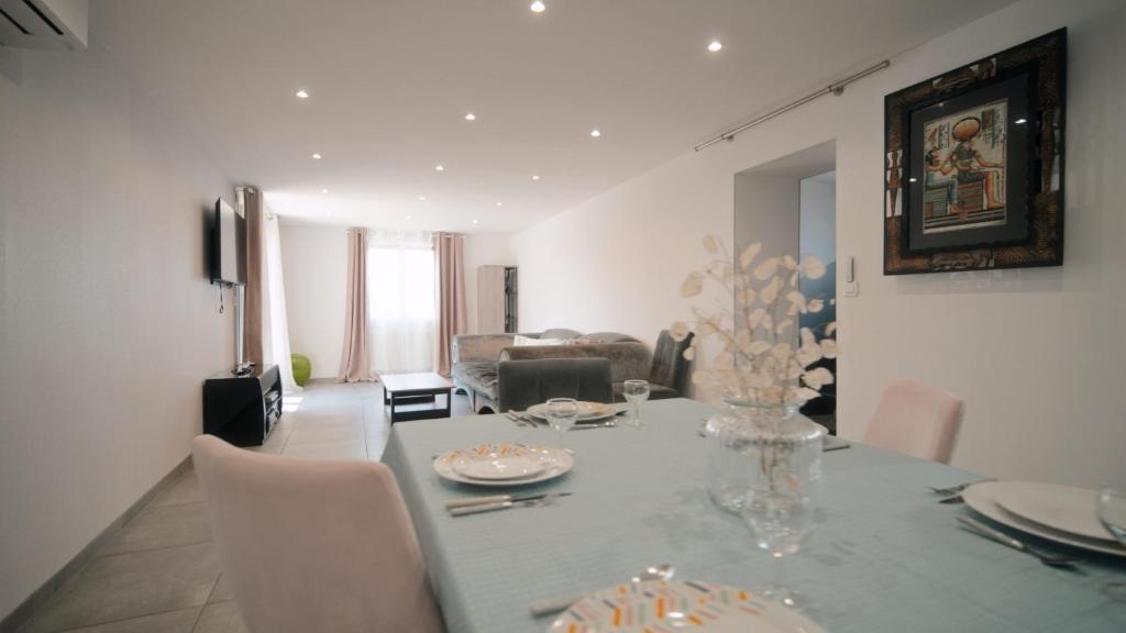 salon ze stołem jadalnym i krzesłami w obiekcie Agréable Villa pour 8 personnes w mieście Pont-du-Château