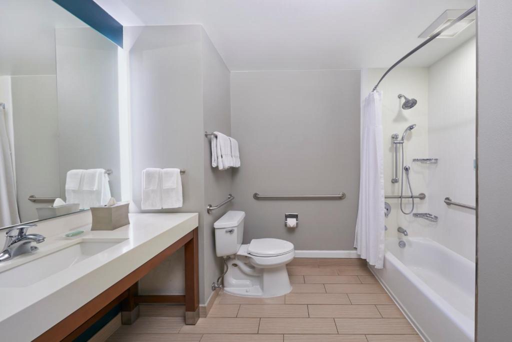 Um banheiro em Courtyard by Marriott Oahu North Shore