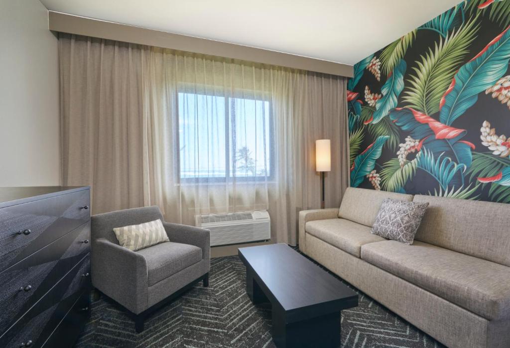 Uma área de estar em Courtyard by Marriott Oahu North Shore