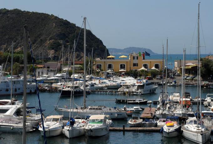 Un montón de barcos están atracados en un puerto en Hotel La Tonnara, en Procida