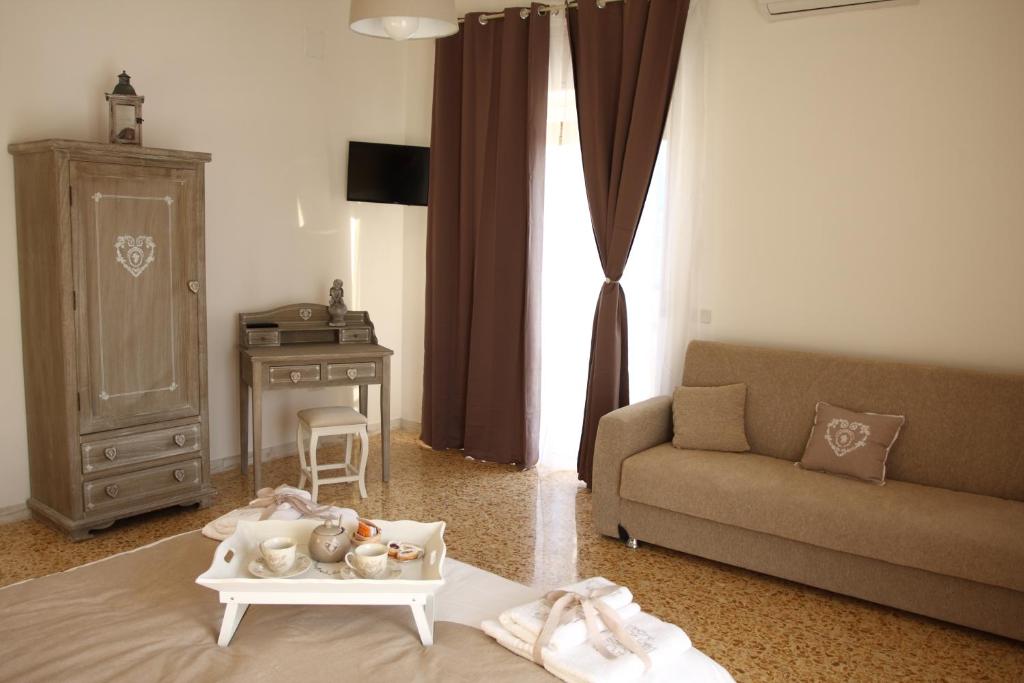 salon z kanapą i stołem w obiekcie Pompei Palace B&B w mieście Pompeje