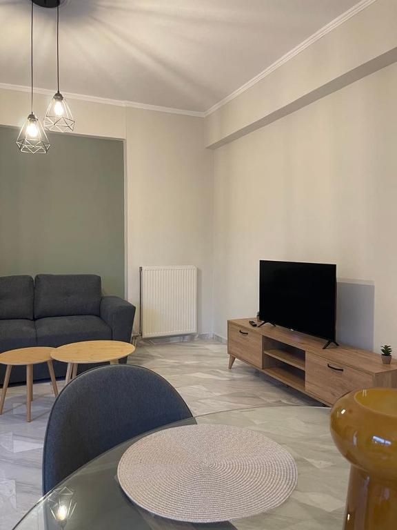 TV a/nebo společenská místnost v ubytování Maria's central apartment