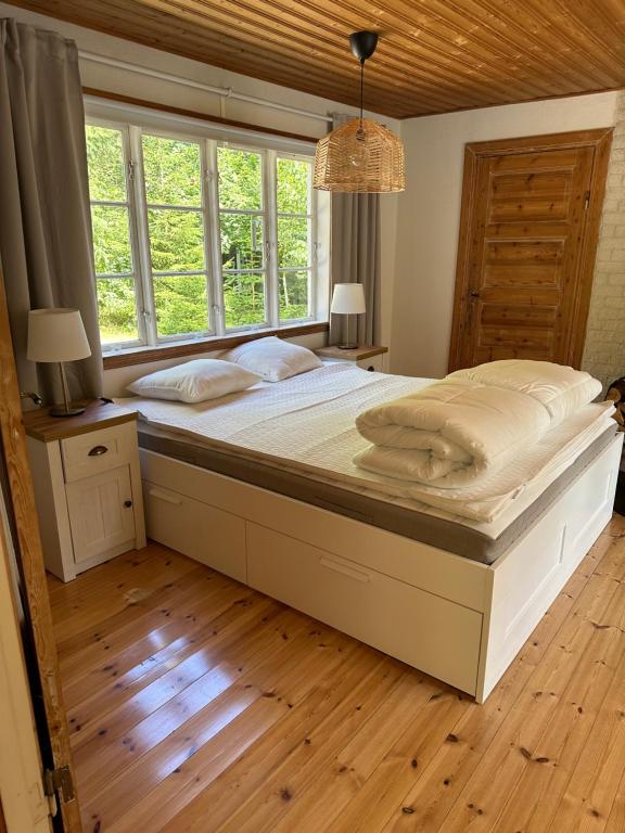 Postel nebo postele na pokoji v ubytování Granlunden stugor i Höllviken