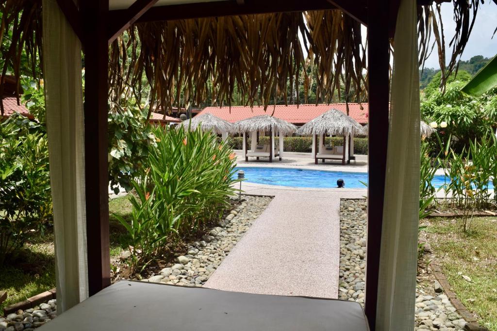 Bazén v ubytování Hotel Playa Espadilla & Gardens nebo v jeho okolí