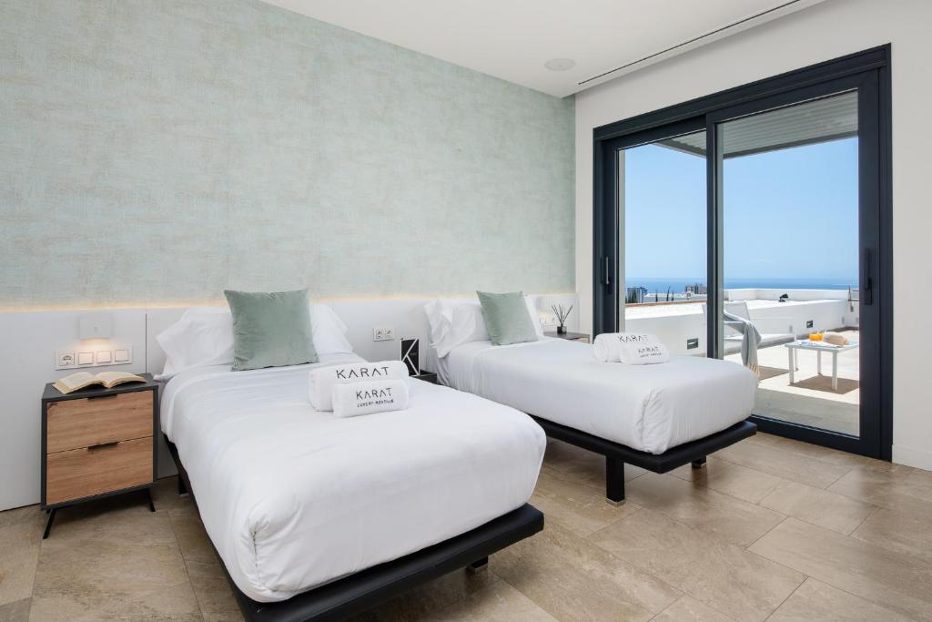 Posteľ alebo postele v izbe v ubytovaní KARAT Villa Playa Paraiso