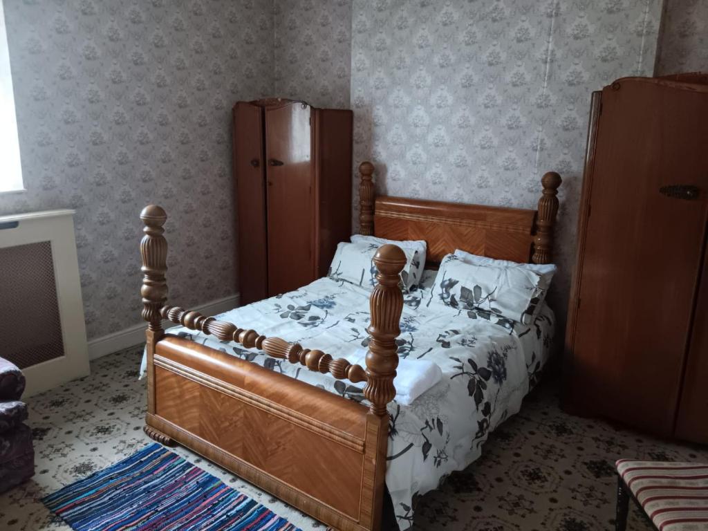 una camera con letto in legno e cassettiera di 2 hampstead Liverpool a Liverpool