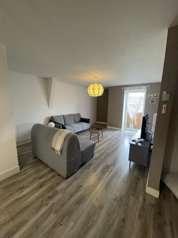 ein Wohnzimmer mit Sofa und Tisch in der Unterkunft Appartement Centre Alsace in Gertwiller