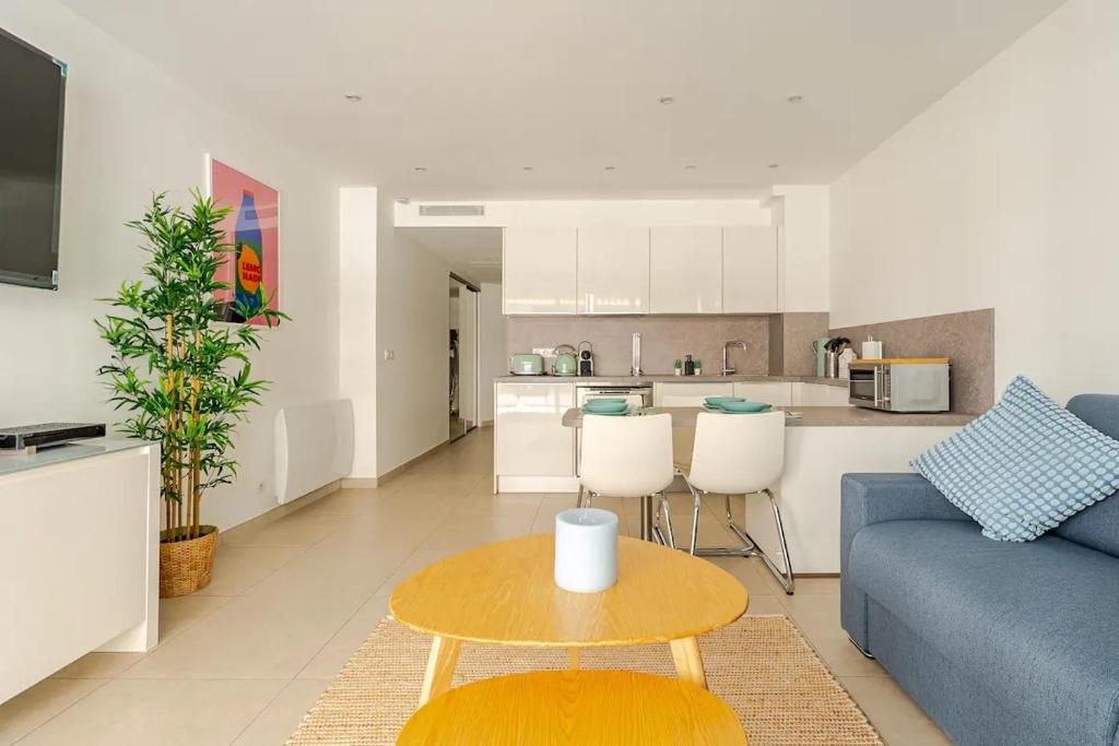 un salon avec un canapé bleu et une table dans l'établissement Magnifique 2 pièces avec balcon proche Martinez et Croisette, à Cannes