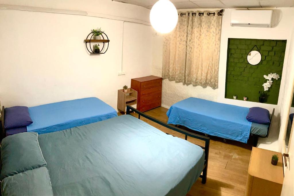 Postel nebo postele na pokoji v ubytování Dotan's Boutique Guesthouse - By The Beach!