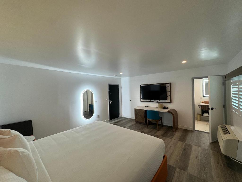 Postel nebo postele na pokoji v ubytování Hotel Rudra - Hollywood