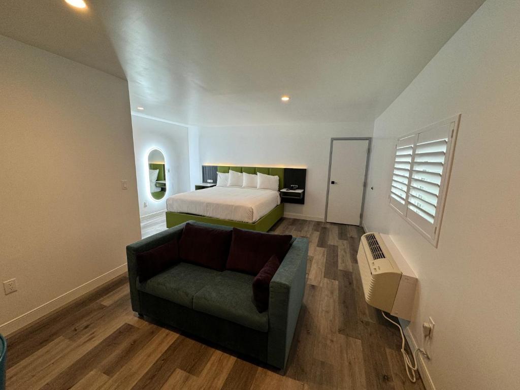 Hotel Rudra - Hollywood - Deluxe King Suite