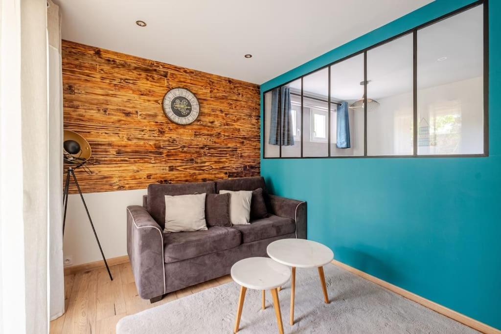 un salon avec un canapé et une table dans l'établissement Meublé de tourisme 3 étoiles avec terrasse et jardin, à Bagnols-sur-Cèze