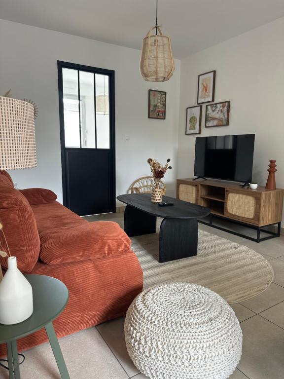 TV a/nebo společenská místnost v ubytování Confortable appartement avec terrasses entre Paris et Disney