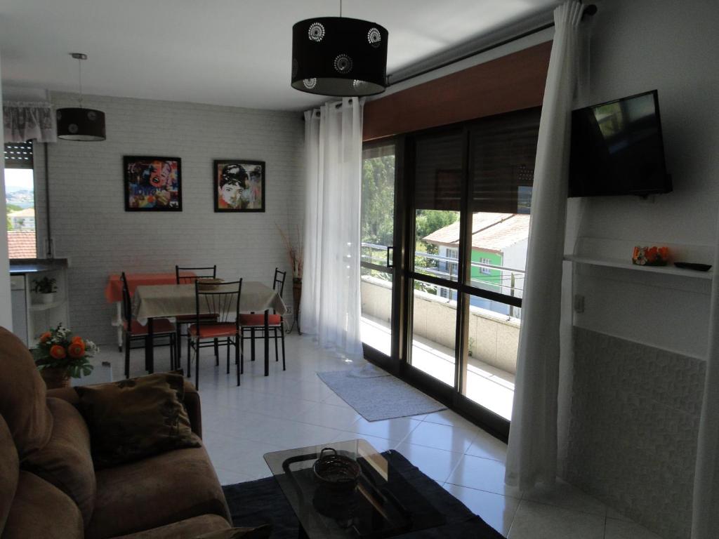 Televízia a/alebo spoločenská miestnosť v ubytovaní Apartamentos Blanco