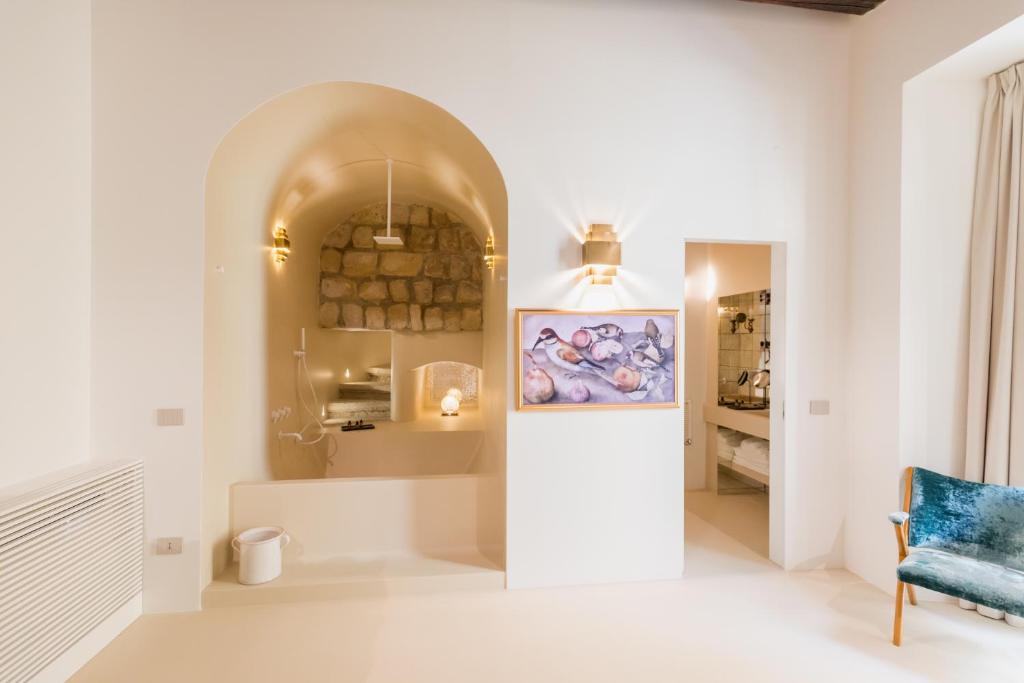 un corridoio con arco e sedia blu di SPAZIO CMM- Sant'Arpino a Napoli