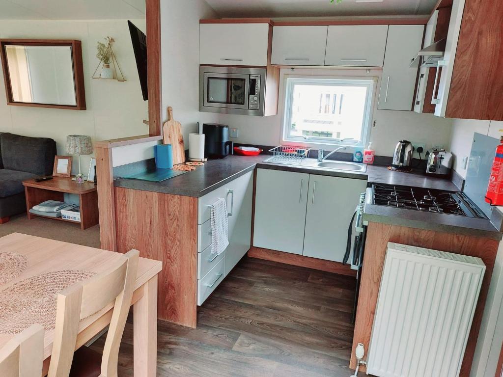 Kuchyň nebo kuchyňský kout v ubytování Blue Lagoon Caravans Craig Tara Ayr