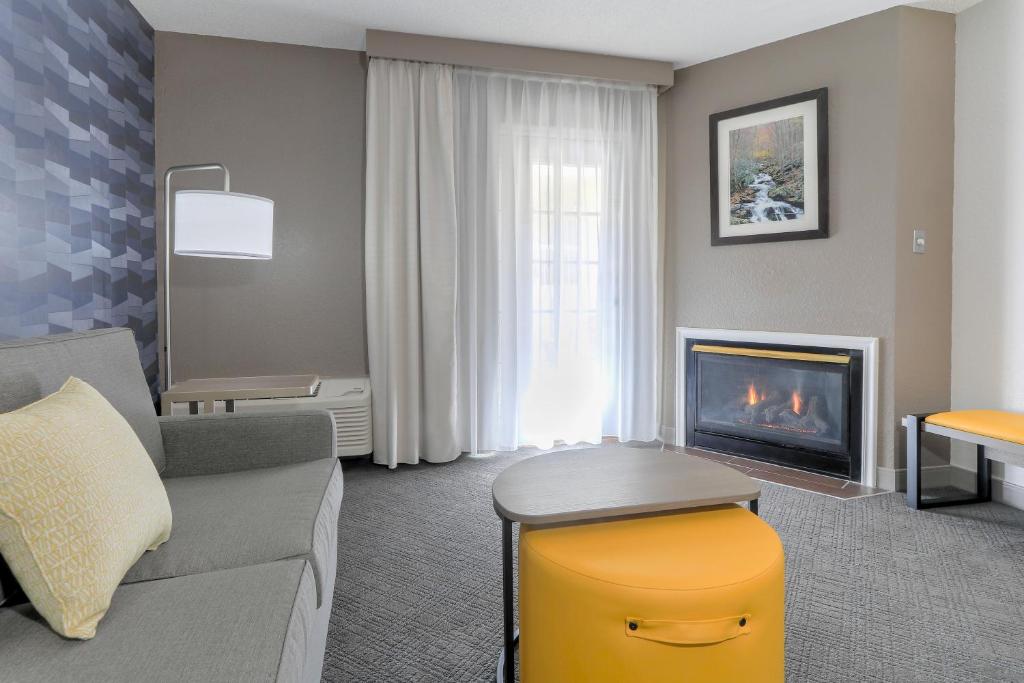 Comfort Inn & Suites at Dollywood Lane - King Room With Sofa - Non Smoking