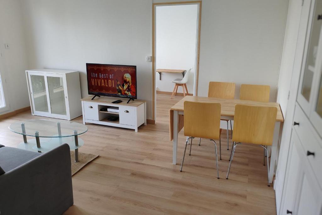 Photo de la galerie de l'établissement Family apartment with balcony in Avignon, à Avignon