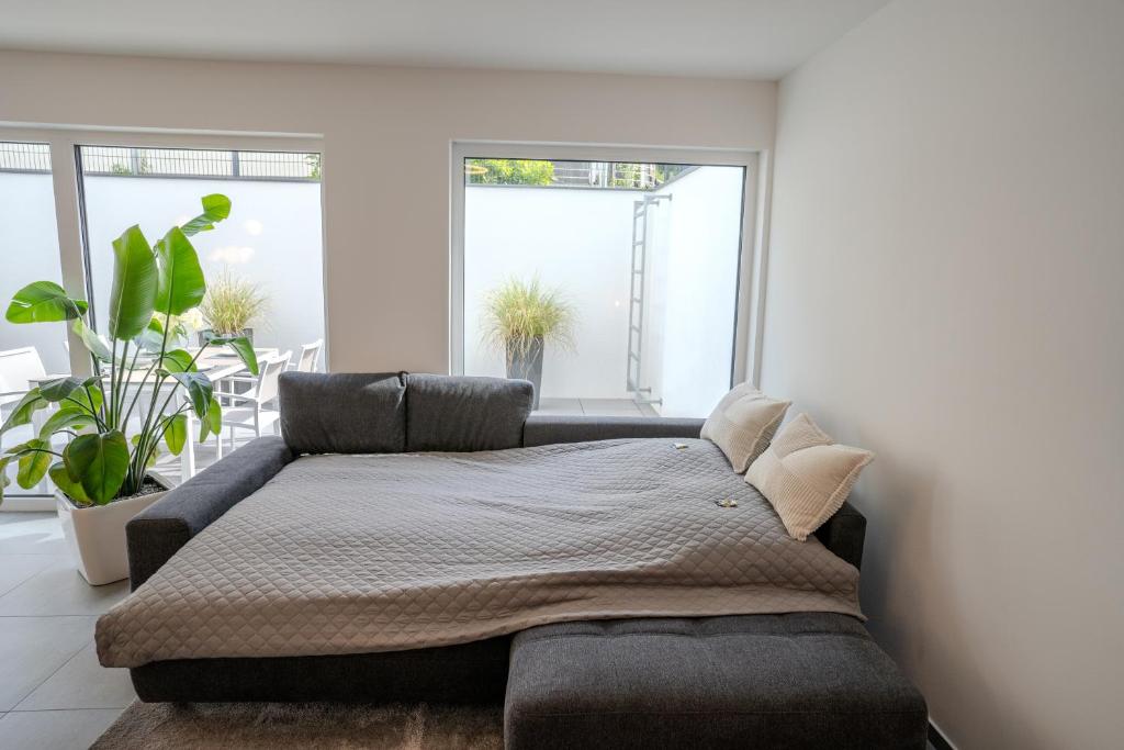 a bedroom with a bed and a large window at Luxuswohnung 95qm in Waldrandlage zwischen Köln und Düsseldorf-Nähe Messe - Lanxessarena - Bayarena in Leverkusen