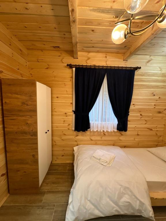 Postel nebo postele na pokoji v ubytování Walnut Bungalow