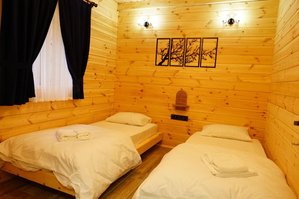 Postel nebo postele na pokoji v ubytování Walnut Bungalow