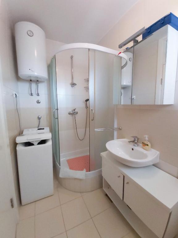 Koupelna v ubytování Mile Starigrad - Book your next cozy vacation