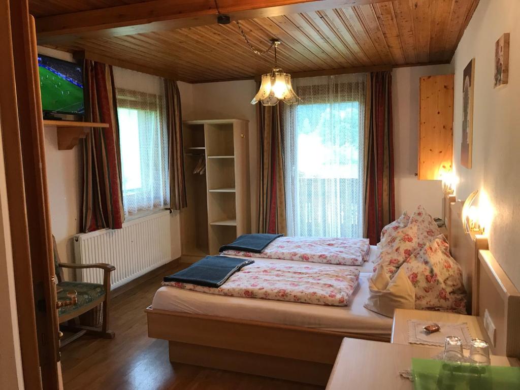 A bed or beds in a room at Pension-Greimelbacherhof
