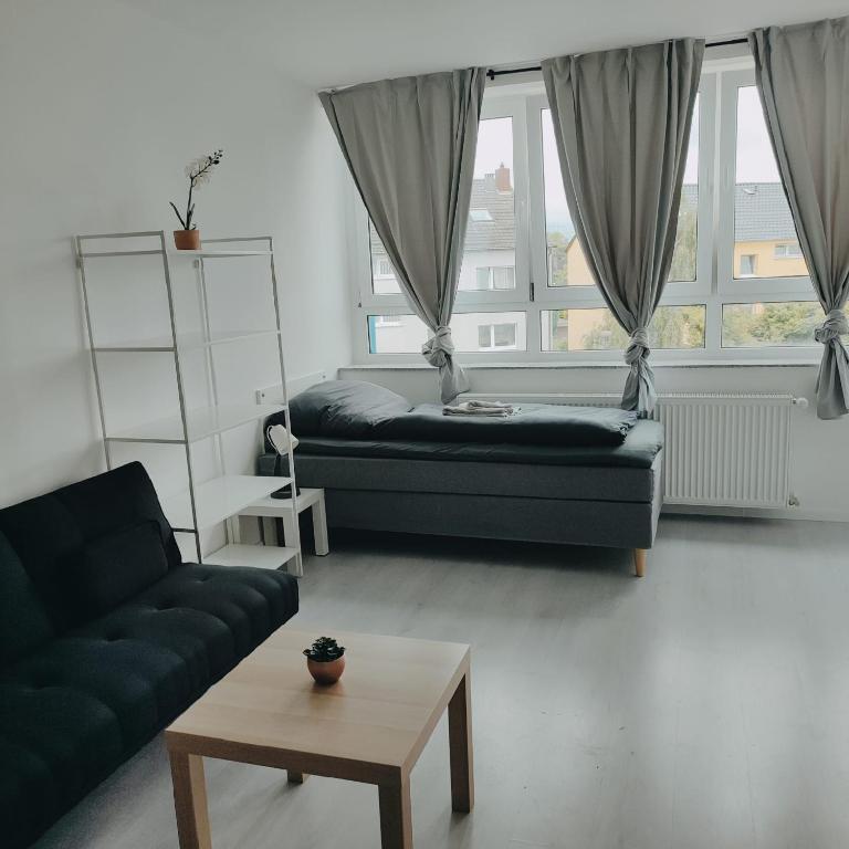 un soggiorno con un letto e un divano di Monteurwohnung Ferienwohnung Business Appartement links Langenfeld a Gladbach