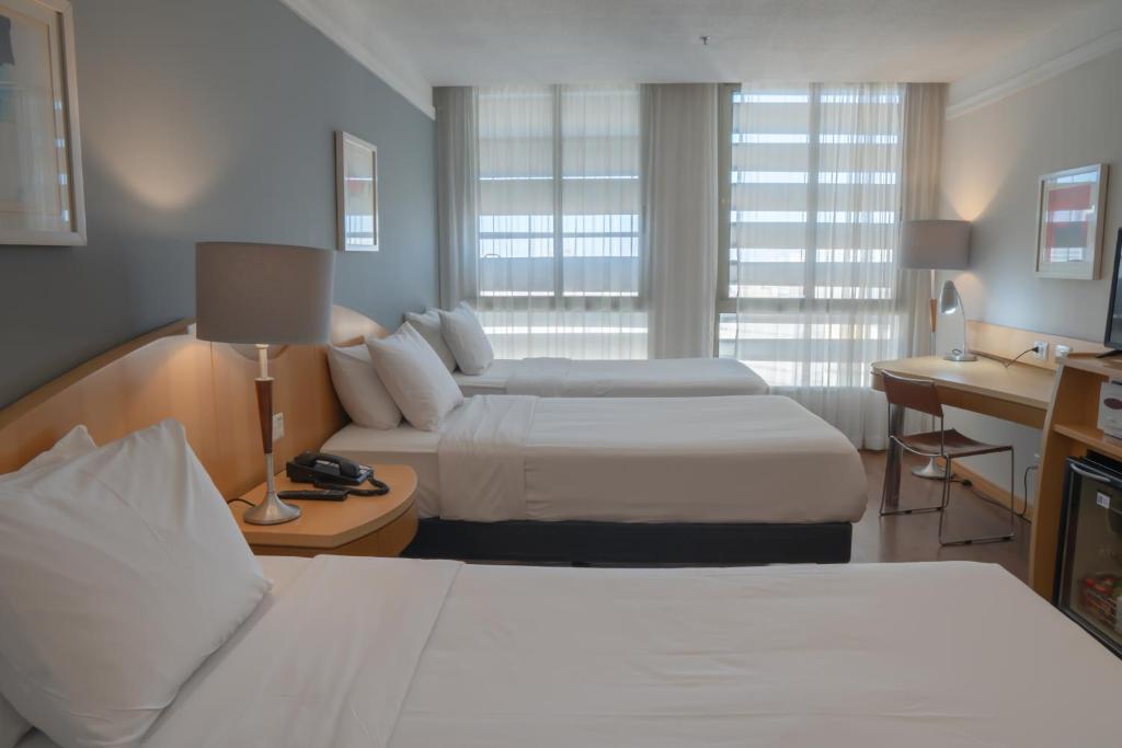 Hotel Nacional Inn Jaragua Sao Paulo - 三张单人床的优质房间