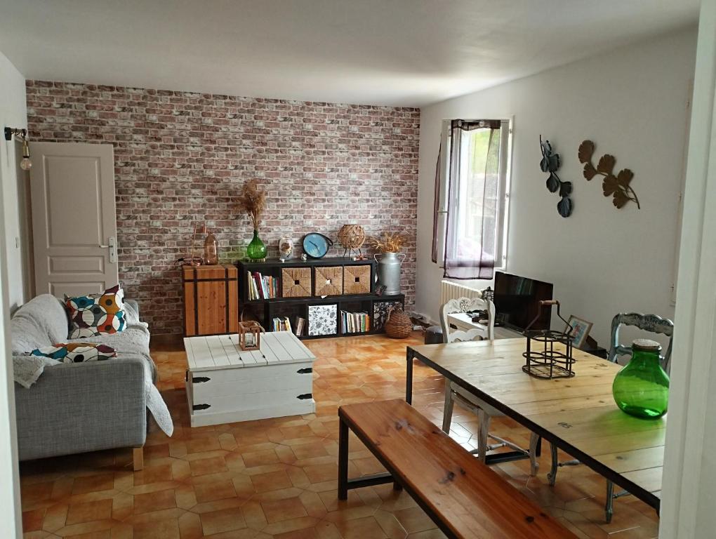 马赛Maison individuelle avec jardin的带沙发和桌子的客厅