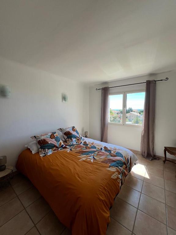 un lit dans une chambre avec une fenêtre dans l'établissement Via mezza, à Nice