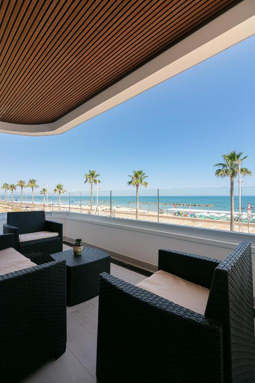 a restaurant with a view of the beach at King's Rooms in Termoli